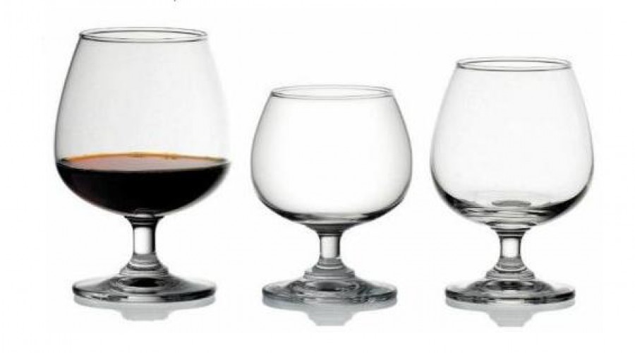 What does a brandy glass look like?
