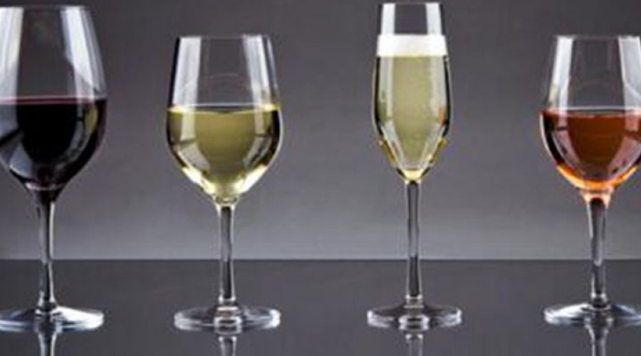 Difference between a champagne glass and a wine glass