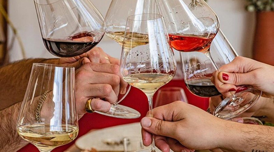 Difference between red wine glasses and white wine glasses?