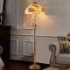 스완 또는 여신 램프스탠드에 조개 모양 램프쉐이드와 솔리드 황동이 장착된 티파니 바닥 램프