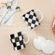 市松模様のセラミック マグ 黒と白の市松模様のコーヒー カップ