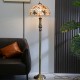 꽃 모양의 쉘 램프 쉐이드와 솔리드 브라스 램프 홀더가 있는 티파니 플로어 램프