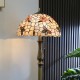 꽃 모양의 쉘 램프 쉐이드와 솔리드 브라스 램프 홀더가 있는 티파니 플로어 램프